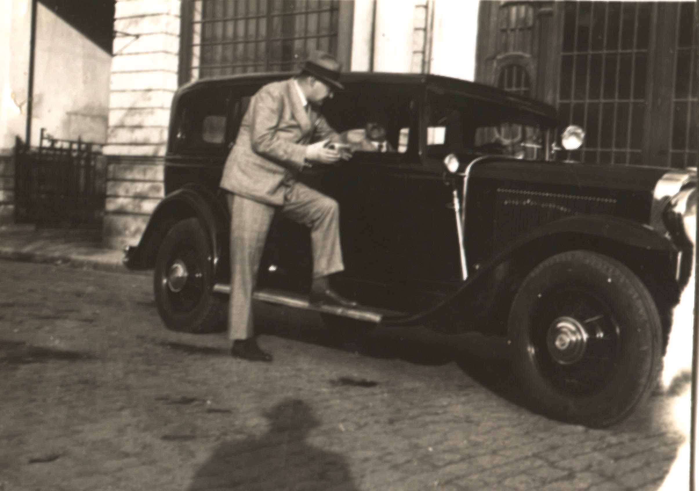 Das Bild zeigt Herrn Elemér Patyánszky (*1896 †1973) neben seinem Buick