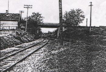 Die hölzerne Bahnhofsbrücke und das alte Wärterhaus um 1926