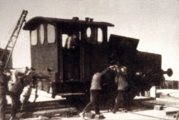 Norderney 1935. Ankunft einer Motorlokomotive für die Marienbahn