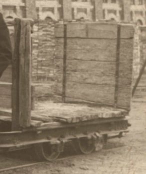 Wagonnetten mit einem hölzernen Aufbau waren für den Innerbetrieblichen Transport von Leergut in der Mineralwasserfabrik eingesetzt