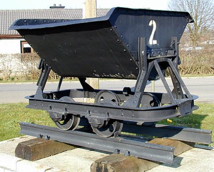 Wagonnetten der gleichen Bauart waren auf der Schmalspurstrecke für den Transport von Materialien und Brennstoffe im Einsatz