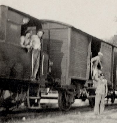 Der „Packelwagen“ hinter der Dampflok „Etelka“ in der Haltestelle „Gara Ileana“