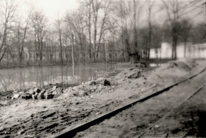 Auf der tieferliegenden Stelle des ehemaligen St. Anton Sees, sammelte sich noch bis im Jahre 1957 unerwünschtes Regenwasser an. Rechts im Bild das Garagengleis zur alten „Apemin“