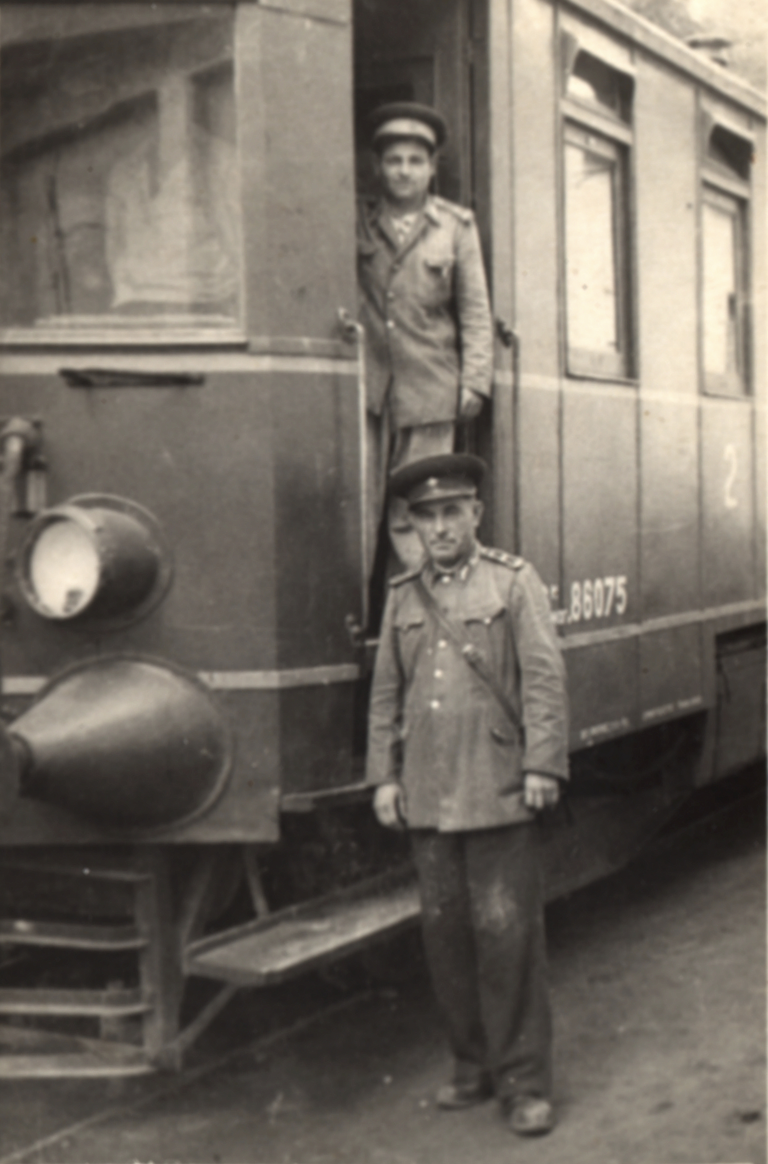 Schaffner Mitru-Bácsi und ein unbekannter Wagenführer vor dem Triebwagen der Baureihe BCM MOT 86.000 im Kurpark
